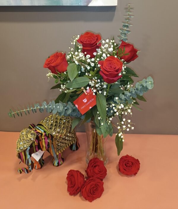 Ramo de 4 Rosas : Es una elección perfecta para expresar amor y afecto