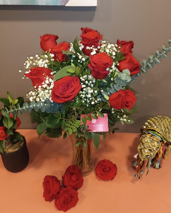 Ramo de 10 Rosas Rojas, simbolizando el amor y la pasión