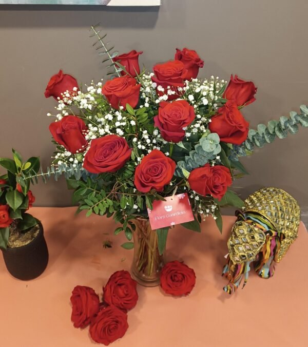 Ramo de 12 Rosas rojas elegantes, su diseño vibrante y fresco transmite un sentimiento profundo, haciendo que cada momento sea inolvidable.